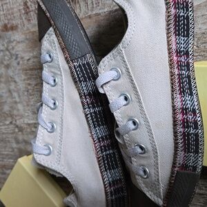 CONVERSE ALL STAR Beige Canvas with Tweed wrap. WMN 6 MENS 4 EUC UNISEX